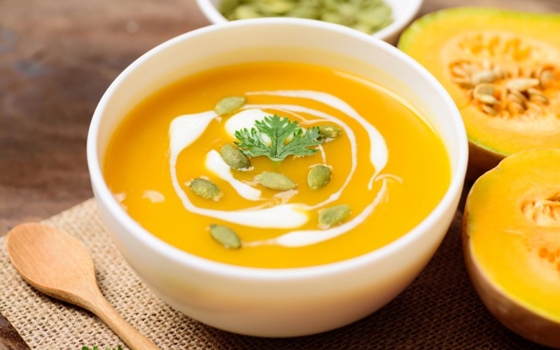 Skleda tople kremne bučne juhe, popoln obrok za regeneracijo po jesenski vadbi.
