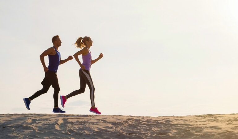Tekač prikazuje pravilno tehniko teka z vzravnano držo in lahkotnim korakom.