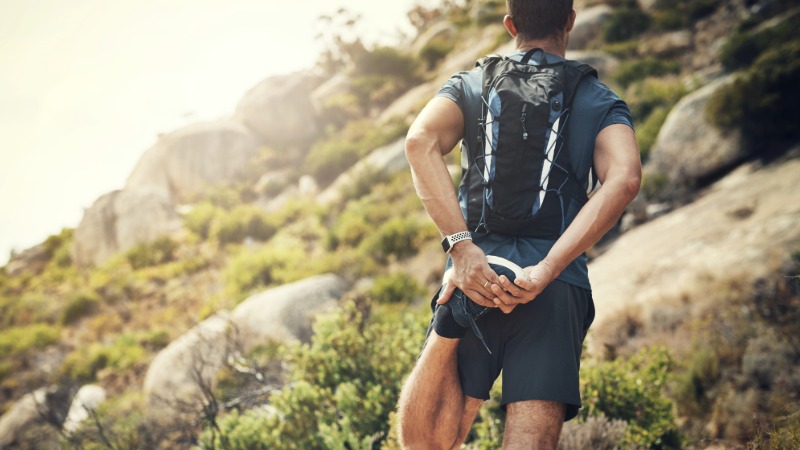 Pohodnik v naravi razteguje mečno mišico.