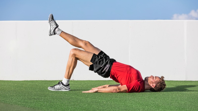 Prikaz ključnih vaj za moč za tekače: most (glute bridge)