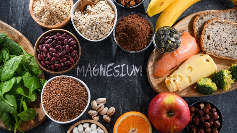 Različna živila, bogata z magnezijem: bučna semena, mandlji, temna čokolada, špinača in avokado.