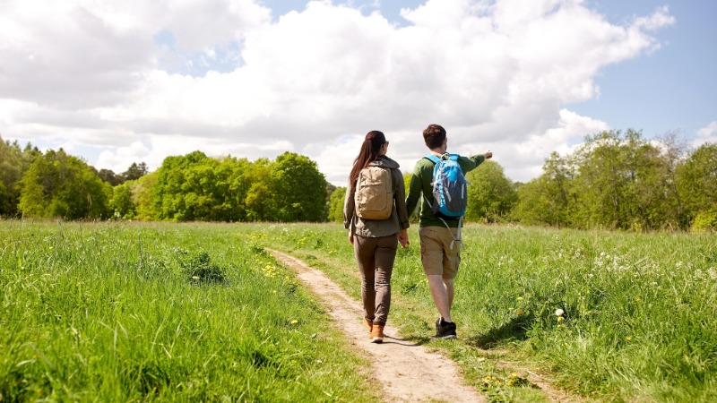 Par med hojo v jesenski naravi krepi svojo odpornost.