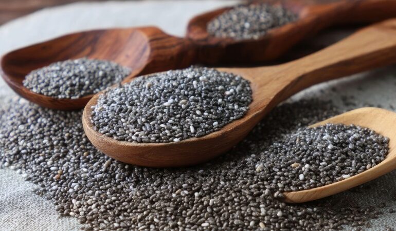 chia semena na lesenih žlicah in krpi