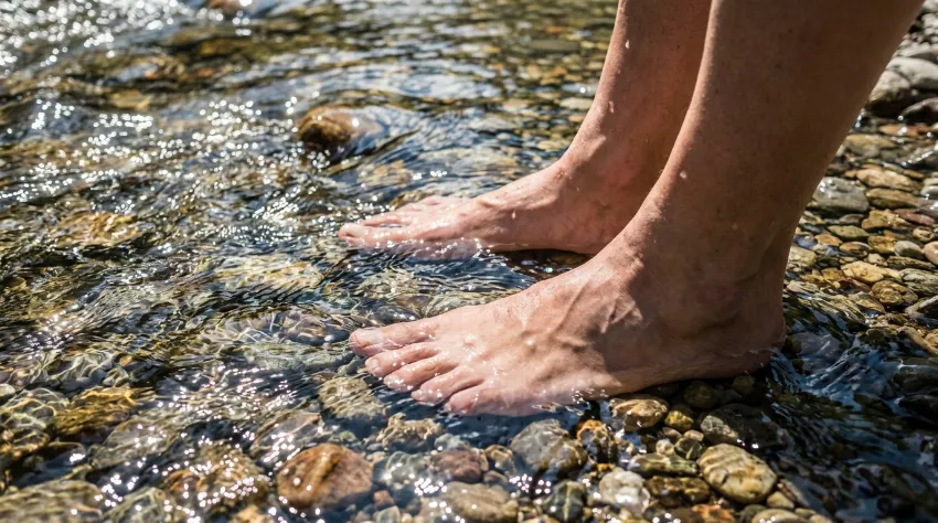 Hlajenje nog v mrzlem gorskem potoku