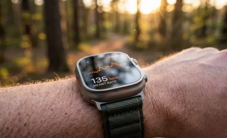 Pametna ura prikazuje graf srčnega utripa med vadbo v naravi