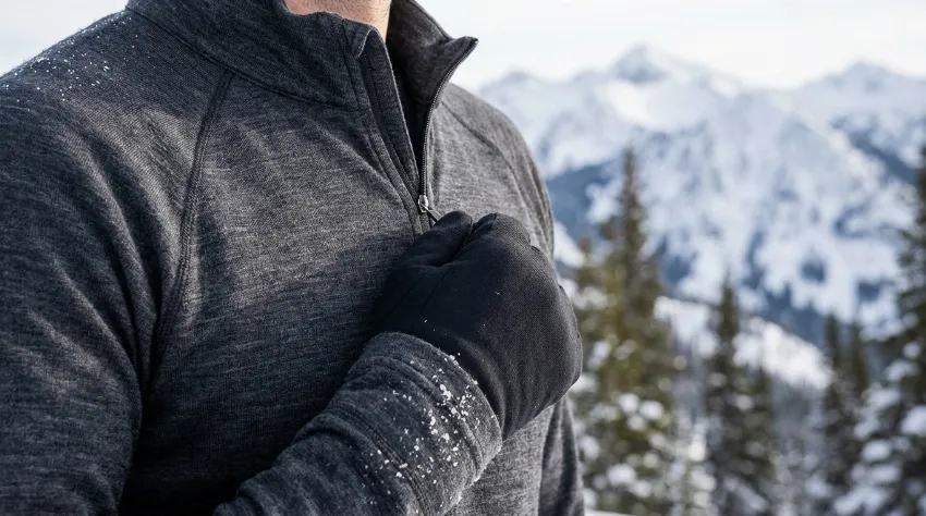 Podrobni posnetek pohodnika, ki nosi aktivno perilo iz merino volne.