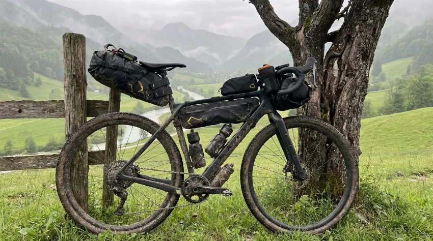 Gravel kolo opremljeno s torbami za bikepacking