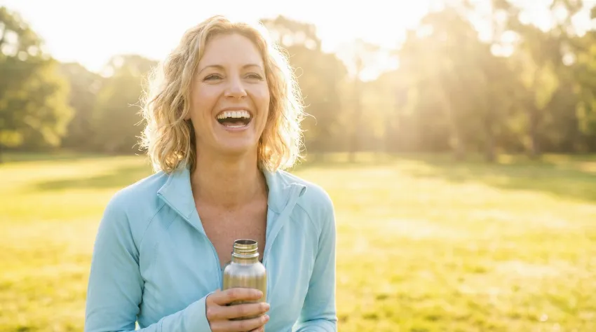 Nasmejana ženska polna energije na prostem