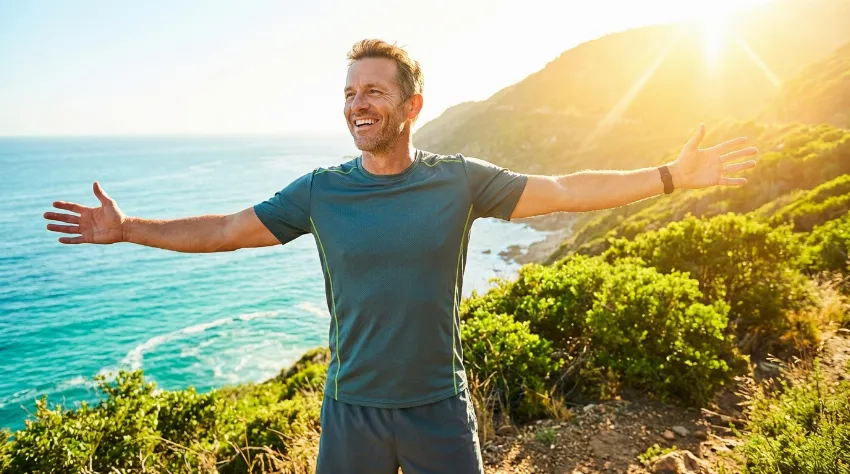 Moški se preteguje v naravi, poln energije po postu