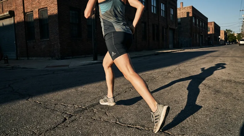 Tekačica med tekom, prikaz biomehanike koraka in stabilizacije medenice