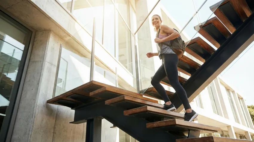 Oseba samozavestno hodi po stopnicah brez bolečin