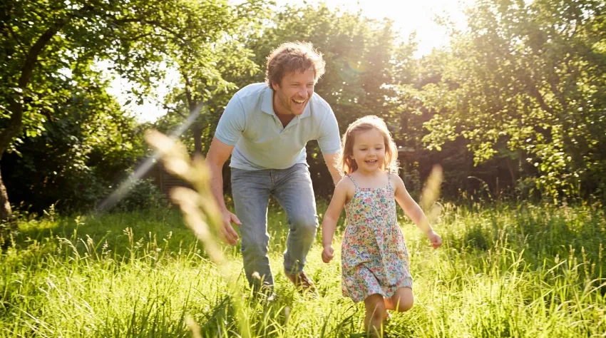 Oče se igra z hčerko na vrtu