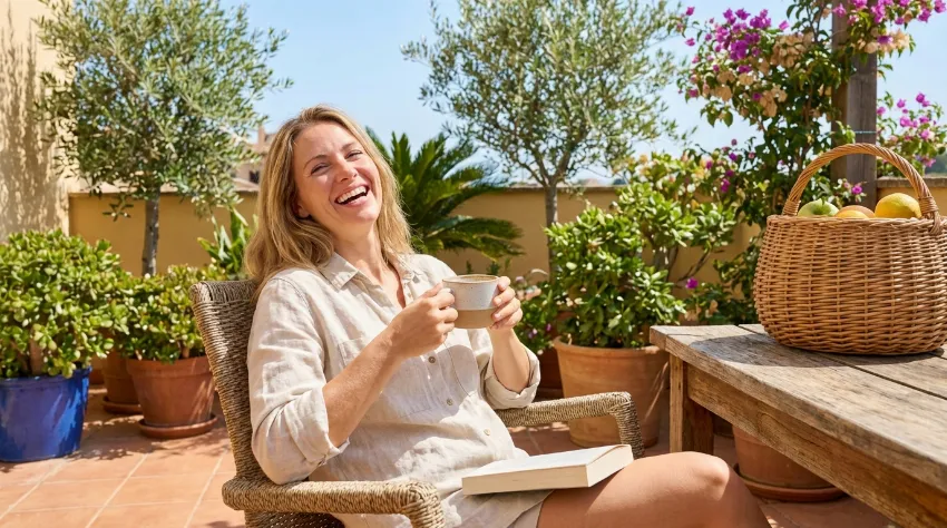 Sproščeno uživanje kave na terasi v dopoldanskem času