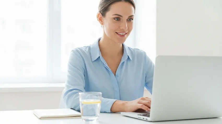 Sproščen in fokusiran moški ob kozarcu vode