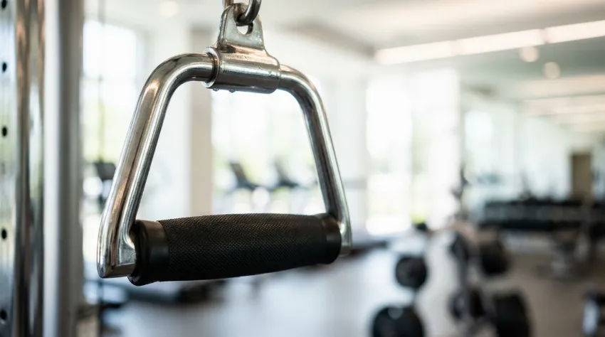 Ročaj na napravi s kabli v fitnesu za izvajanje vaj za trup
