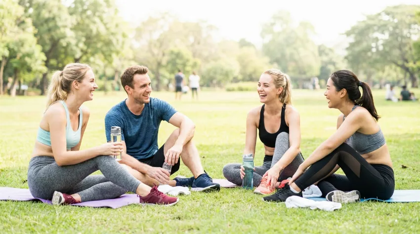 Skupina prijateljev se druži po vadbi
