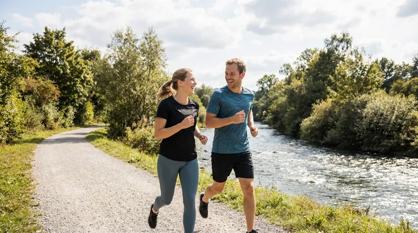 Moški in ženska tečeta skupaj in se med tekom sproščeno pogovarjata