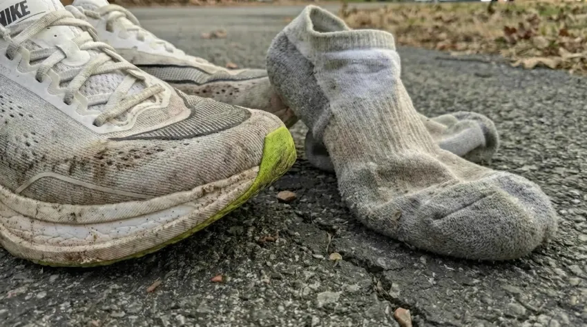 Uhojeni tekaški copati na cesti.