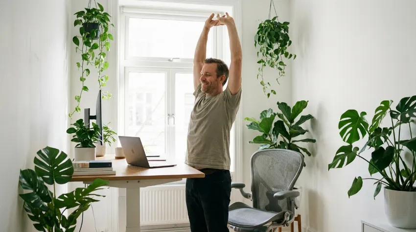 Moški dela za stoječo mizo v domači pisarni