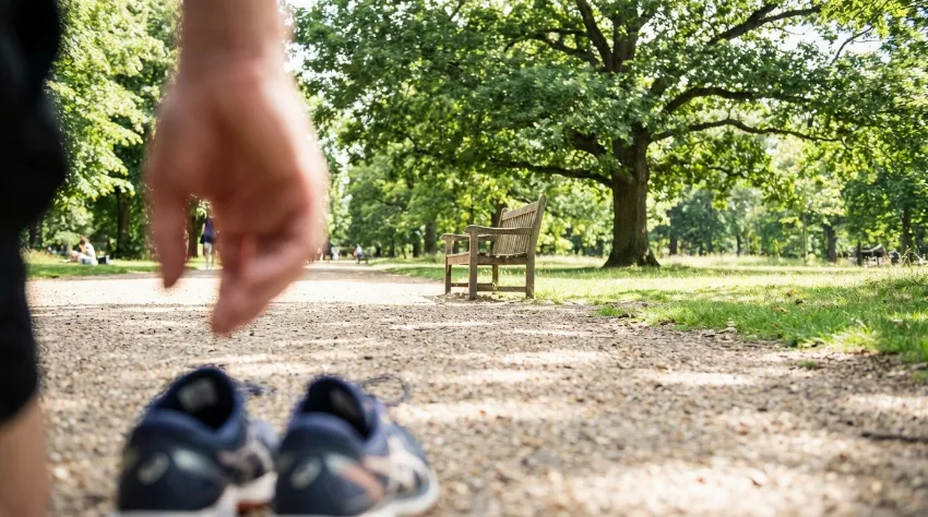 Pogled tekača usmerjen na cilj v daljavi v parku