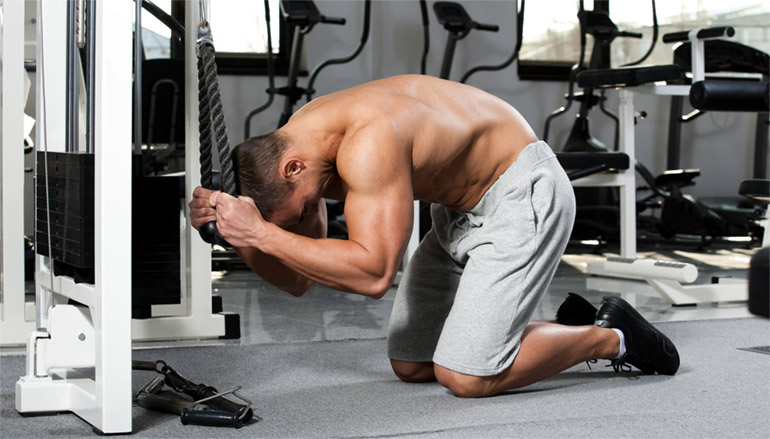 Izvedba vaje cable crunch za trebušne mišice