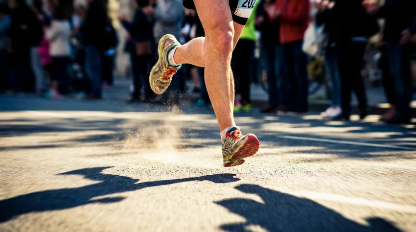 5 usodnih napak, ki vam lahko uničijo prvi maraton (in nobena ni “premalo treninga”)