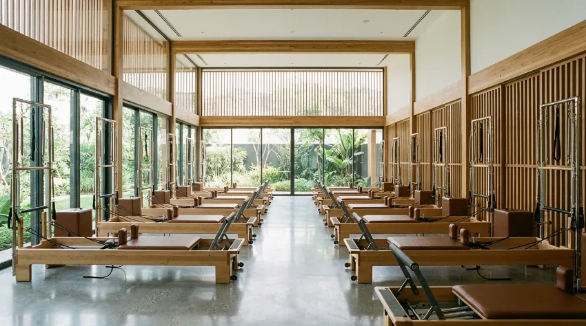 Notranjost sodobnega pilates studia z reformer napravami