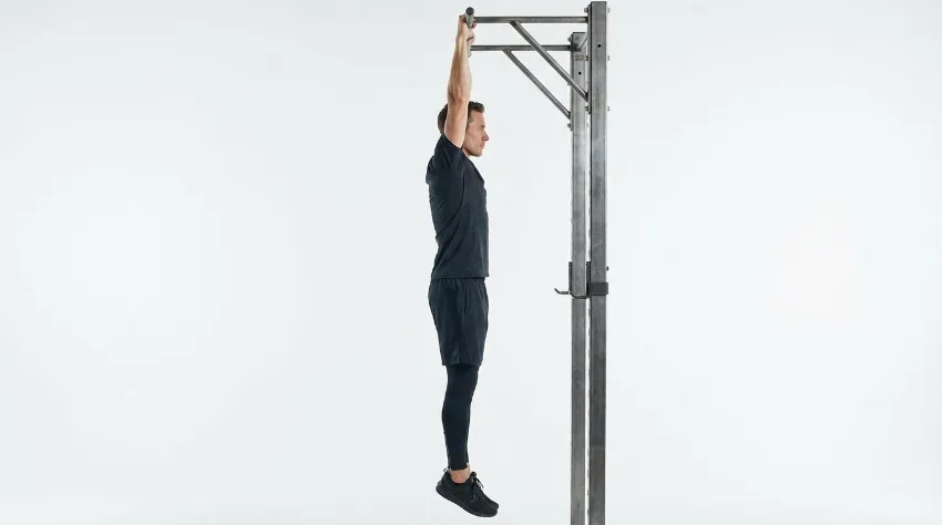 Prikaz pravilne tehnike pasivnega visenja na drogu