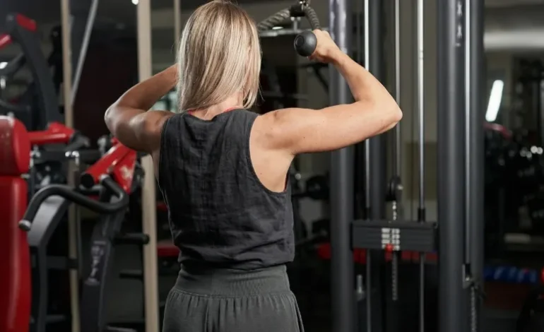 Face Pulls: Ena vaja, ki bi jo moral delati vsak obiskovalec fitnesa za zdrava ramena in odpravo “pisarniške” drže