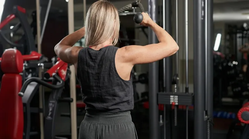 Face Pulls: Ena vaja, ki bi jo moral delati vsak obiskovalec fitnesa za zdrava ramena in odpravo “pisarniške” drže