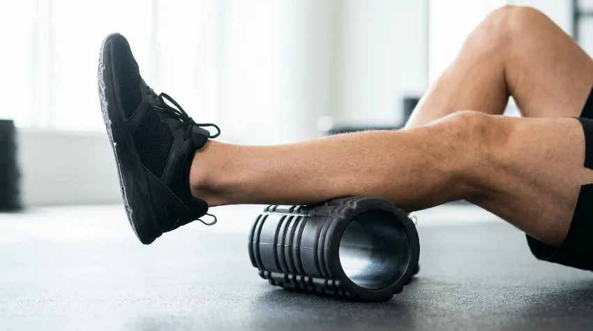 Uporaba penastega valja pred tekom spodbudi lokalni krvni obtok in sprosti fascijo, vendar ne more nadomestiti glavnega dinamičnega gibanja.