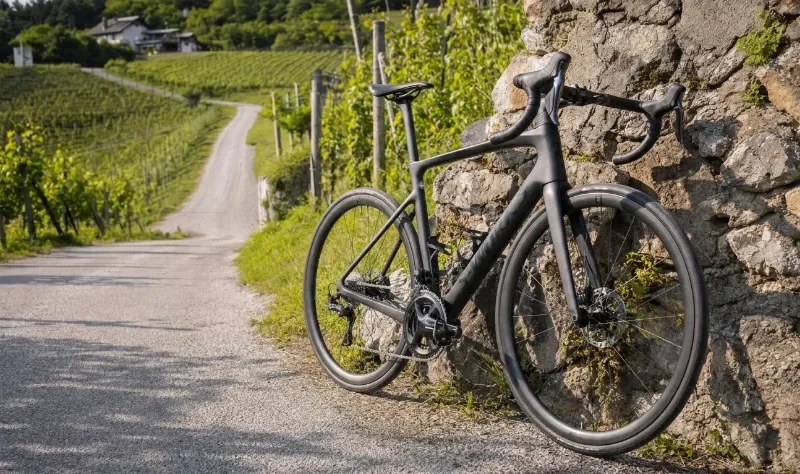Cestno kolo za začetnike ob podeželski cesti