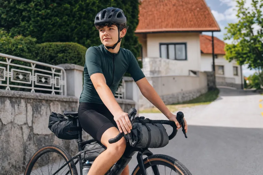 Najstnik s pravilno pripeto kolesarsko čelado